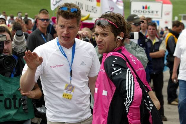 Santiago Botero (re., Kolumbien) im Gespräch mit Pressechef und Dolmetscher Luuc Eisenga (beide Team Telekom) Radsport Herren Deutschlandtour 2003, Deutschland-Tour, Deutschlandrundfahrt, Rundfahrt, Straßenradsport, Rad, Vdig Gruppe 5. Etappe, Ravensburg - Feldberg Skepsis,
