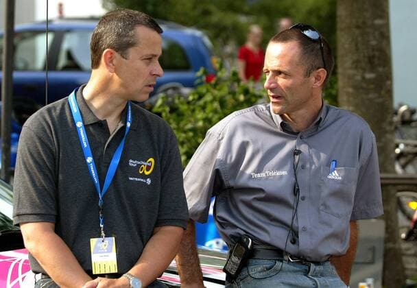 Rennleiter Uwe Raab (li.) im Gespräch mit Mario Kummer, sportlicher Leiter des Team Telekom beide Deutschland) Radsport Herren Deutschlandtour 2003, Deutschland-Tour, Deutschlandrundfahrt, Rundfahrt, Straßenradsport, Rad, Vdig Gruppe 5. Etappe, Ravensburg - Feldberg