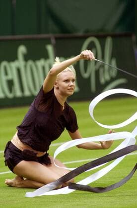 Magdalena Peschel (Deutschland) mit einer Bandübung zur Eröffnung der Gerry Weber Open 2003 Tennis Herren Gerry Weber Open 2003, ATP-Tour Einzelbild Halle