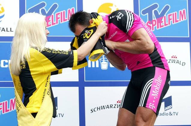Erik Zabel (Deutschland Team Telekom) erhält von einer blonden Hostess erneut das Trikot für den besten Sprinter Radsport Herren Deutschlandtour 2003, Deutschland-Tour, Deutschlandrundfahrt, Rundfahrt, Straßenradsport, Rad, Vdig Gruppe 5. Etappe, Ravensburg - Feldberg