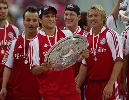 Hasan Salihadmidzic mit der Meisterschale - dahinter v. re.: Thorsten Fink, Bastian Schweinsteiger, Jens Jeremies Fußball 1. BL Herren Saison 2002 2003, FC Bayern München, Deutscher Meister, Deutsche Meisterschaft, Meisterfeier, Gruppe München Freude,