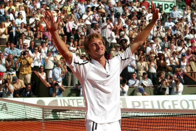 Juan Carlos Ferrero (Spanien) bedankt sich bei den Zuschauern Tennis Herren French Open 2003, Grand Slam, ATP-Tour, Finale, Sand, Sandplatz, Sandplatztennis, Sandplatzturnier, Einzelbild Roland Garros Paris Freude,  