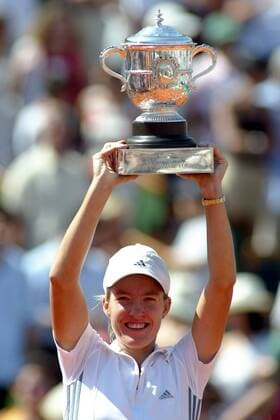 Justine Henin-Hardenne (Belgien) präsentiert den Pokal der French Open - den Coupe Suzanne Lenglen Tennis Damen French Open 2003, Grand Slam, WTA-Tour, Sand, Sandplatz, Sandplatztennis, Sandplatzturnier, Finale Einzelbild Roland Garros Paris  