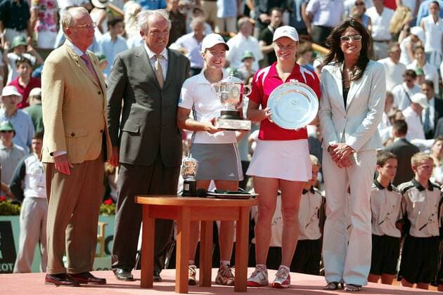 Siegerin Justine Henin Hardenne (Mitte) und die Zweite Kim Clijsters (2.v.re.) posieren mit ihren Trophäen, v.li.: König Baudouin (alle Belgien), FFT-Präsident Christian Bimes (Frankreich) und Ex-Tennisspielerin Gabriela Sabatini (Argentinien) Tennis Damen French Open 2003, Grand Slam, WTA-Tour, Sand, Sandplatz, Sandplatztennis, Sandplatzturnier, Finale Gruppe Roland Garros Paris, Albert II., Boudewijn