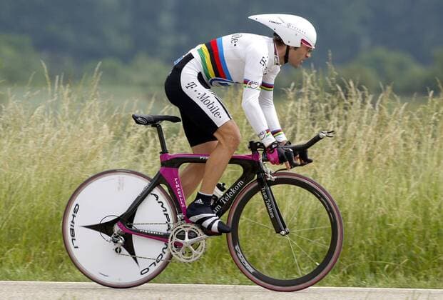 Santiago Botero (Kolumbien Team Telekom) Radsport Herren Deutschlandtour 2003, Deutschland-Tour, Deutschlandrundfahrt, Rundfahrt, Straße, Rad, Vdig Einzelbild Regenbogentrikot, Bretten