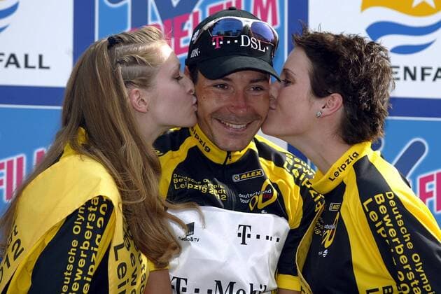 Erik Zabel (Deutschland Team Telekom) gewinnt die Gesamtwertung der Sprinter und bekommt Siegerküßchen von zwei Hostessen Radsport Herren Deutschlandtour 2003, Deutschland-Tour, Rundfahrt, Straßenradsport, Straße, Deutschlandrundfahrt Gruppe Bad Dürkheim - Saarbrücken