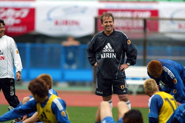 Nationaltrainer Zico (Mitte, Japan) vermittelt Spaß beim Training - VERÖFFENTLICHUNGSRECHTE NUR FÜR DEUTSCHE MEDIEN Fußball Länderspiel Herren Kirin Cup 2003, Länderspiel, Freundschaftsspiel, Test, Testspiel, Nationalmannschaft, Nationalteam Gruppe Osaka Freude,