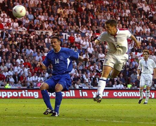 Michael Owen (re., England) erzielt das 2:1, Ondrej Debnar (Slowakei) kann nur zuschauen Fußball Länderspiel Herren Europameisterschaftsqualifikation 2003, Qualifikation, Nationalmannschaft, Nationalteam, Länderspiel Gruppe Middlesbrough Dynamik,