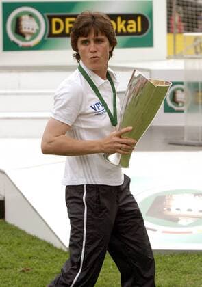 Trainerin Monika Staab (Frankfurt) mit dem DFB-Pokal Fußball Damen DFB-Pokal 2002 2003, Endspiel, Finale, Pokalendspiel, Pokalfinale, Pokalspiel, 1. FFC Frankfurt Einzelbild Berlin
