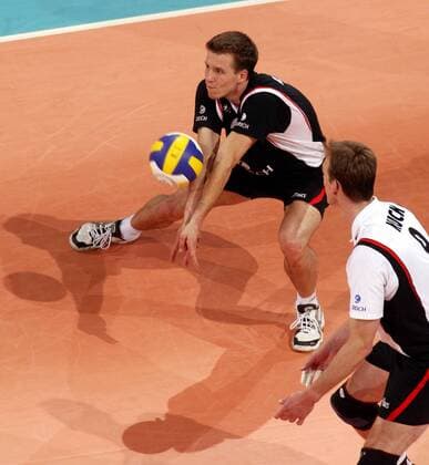 Till Lieber (Deutschland) - Ballannahme Volleyball Länderspiel Herren World League 2003, Weltliga, Länderspiel, Nationalmannschaft, Nationalteam, Nationaltrikot, Einzelbild Berlin