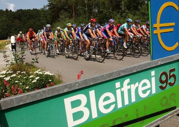 Radfahrer sind garantiert bleifrei unterwegs - so auch das Teilnehmerfeld bei den 40. Gippinger Radsporttagen Radsport Herren 40. Großer Preis des Kanton Aargau 2003, Gippinger Radsporttage, Straßenradsport, Straße, Rad, Vdig Totale Gippingen