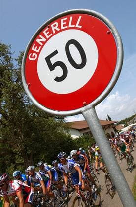 Die Geschwindigkeitsbegrenzung von 50kmh nehmen sich scheinbar auch die Teilnehmer bei den 40. Gippinger Radsporttagen zu Herzen Radsport Herren 40. Großer Preis des Kanton Aargau 2003, Gippinger Radsporttage, Straßenradsport, Straße, Rad, Vdig Totale Gippingen