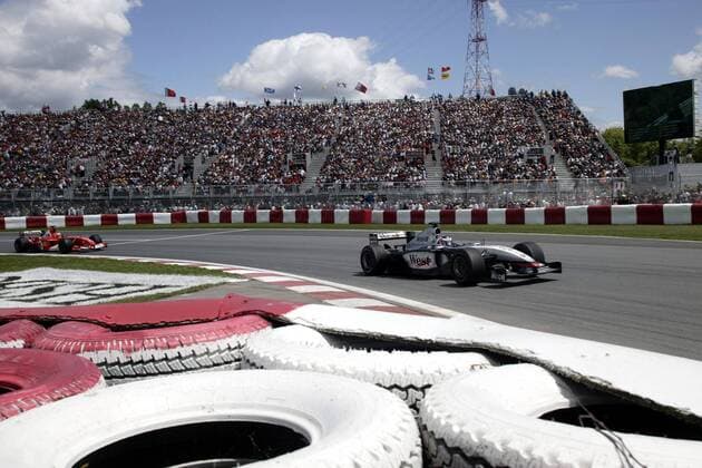 Kimi Räikkönen (Finnland McLaren-Mercedes) fährt an Reifenstapeln entlang Motorsport Grand Prix Herren Großer Preis von Kanada 2003, Formel 1 Weltmeisterschaft, F1, F, GP, WM, Vdig Totale Montreal