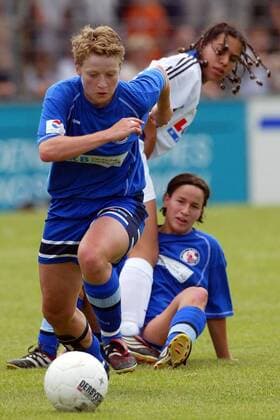 Madleen Wilder (Potsdam, vorn) am Ball, beobachtet von Meier (Frankfurt, Mitte) und Liepack (Potsdam) Fußball 1. BL Damen Saison 2002 2003, 1. FFC Turbine Potsdam - 1. FFC Frankfurt 0:0, Frauen, Frauenfußball, Vdig Gruppe Potsdam Dynamik,