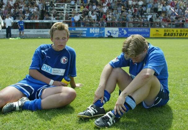 Peggy Kuznik (li.) und Petra Wimbersky (Potsdam) enttäuscht am Boden Fußball 1. BL Damen Saison 2002 2003, 1. FFC Turbine Potsdam, Frauen, Frauenfußball, Vdig Gruppe Potsdam Enttäuschung,