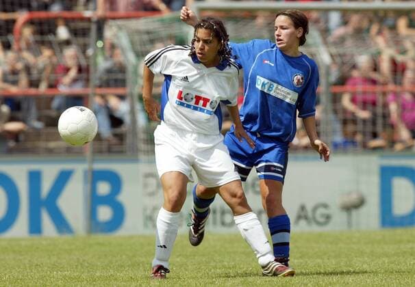 Jennifer Meier (Frankfurt, li.) gegen Franziska Liepack (Potsdam) Fußball 1. BL Damen Saison 2002 2003, 1. FFC Turbine Potsdam - 1. FFC Frankfurt 0:0, Frauen, Frauenfußball, Vdig Gruppe Potsdam