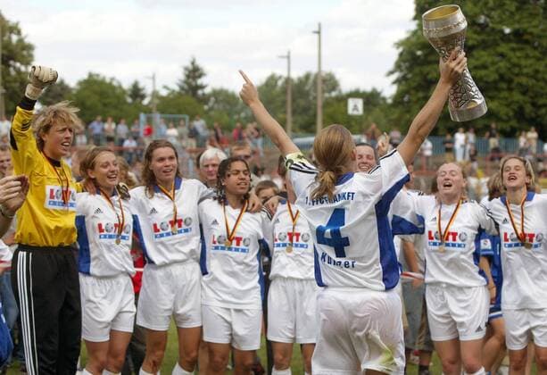 Nia Künzer (Frankfurt) präsentiert ihren Teamkolleginnen stolz den Deutschen Meisterschaftspokal Fußball 1. BL Damen Saison 2002 2003, Potsdam - 1. FFC Frankfurt 0:0, Frauen, Frauenfußball, Vdig Gruppe Potsdam Freude,