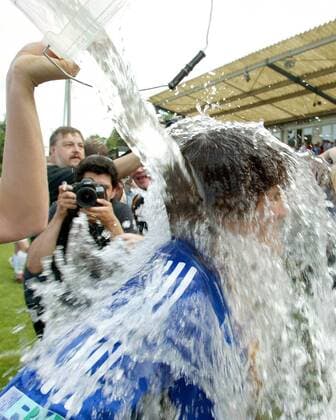 Trainerin Monika Staab (Frankfurt) erhält von ihren Spielerinnen für den Gewinn der deutschen Meisterschaft eine Wasserdusche Fußball 1. BL Damen Saison 2002 2003, Potsdam - 1. FFC Frankfurt 0:0, Frauen, Frauenfußball, Vdig Gruppe Potsdam