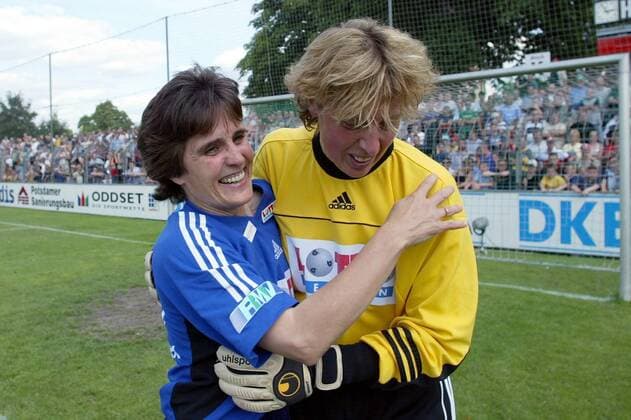 Trainerin Monika Staab (li.) jubelt mit Torfrau Marleen Wissink (beide Frankfurt) über die erreichte deutsche Meisterschaft Fußball 1. BL Damen Saison 2002 2003, Potsdam - 1. FFC Frankfurt 0:0, Frauen, Frauenfußball, deutscher Meister Gruppe Potsdam Glück, Freude, Begeisterung,
