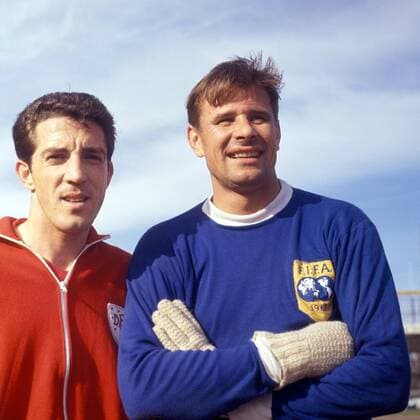 Torwart Lew Jaschin (re., Sowjetunion) vor einem Spiel mit der FIFA Weltauswahl Fußball Herren FIFA XI 1963 Gruppe AUFNAHMEDATUM GESCHÄTZT