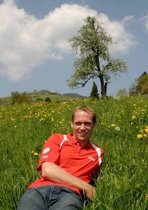 Rainer Schüttler (Deutschland) liegt im Gras Tennis Herren Shooting 2003, Fotoshooting, Fototermin, Fotostory, Homestory, Einzelbild Altstätten