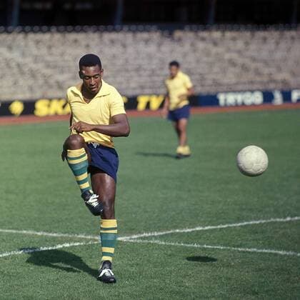 Pele (Brasilien) kickt den Ball lässig zur Seite Fußball Herren Nationalmannschaft 1966, Nationalteam, Nationaltrikot Einzelbild