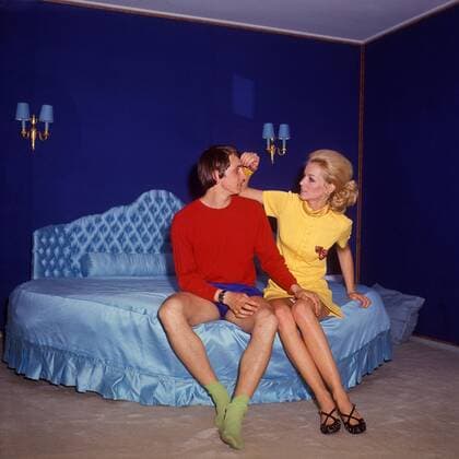 Farbenpracht im Cruyffschen Schlafzimmer - Johan Cruyff lässt sich von seiner Lebensgefährtin Danny Coster becircen Fußball Herren Shooting 1968, Fotoshooting, Fototermin, Fotostory, Homestory, privat Gruppe AUFNAHMEDATUM GESCHÄTZT Cruijff