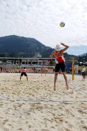 Beachvolleyballspiel der Masters Series auf einem Beachplatz in Gstaad mit Schweizerischem Bergpanorama um das Palace Hotel Beachvolleyball Herren Swiss Open 2003, FIVB World Tour, Worldtour, Masters Series, Beach, Vdig Totale Gstaad