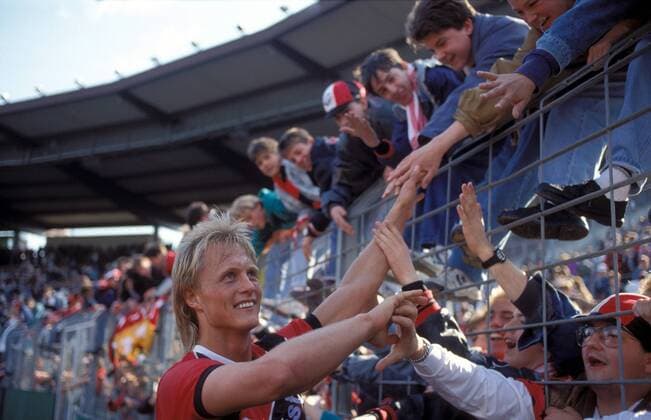 Jörn Andersen (Frankfurt) bedankt sich bei den Fans Fußball 1. BL Herren Saison 1989 1990, Eintracht Frankfurt, Vdia Totale Frankfurt M. Freude,