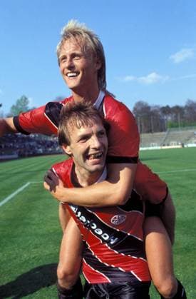 Jörn Andersen lässt sich von Karl-Heinz Körbel (beide Frankfurt) auf Schultern tragen Fußball 1. BL Herren Saison 1989 1990, Eintracht Frankfurt, Vdia Gruppe Frankfurt M. Freude,