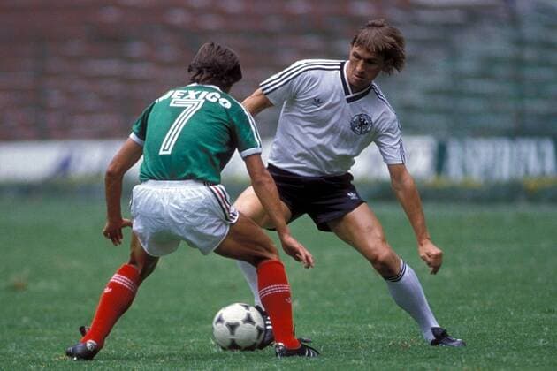 Klaus Augenthaler (Deutschland, re.) versucht an seinem Gegenspieler vorbeizukommen Fußball Länderspiel Herren Länderspiel 1985, Freundschaftsspiel, Test, Testspiel, Mexiko - Deutschland 2:0, Vdia Gruppe Nationalmannschaft, Nationalteam Mexiko-Stadt