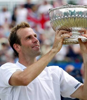 Greg Rusedski (England) präsentiert den Pokal der Samsung Open 2003 Tennis Herren Samsung Open 2003, ATP-Tour, Vdig, Finale, Endspiel Einzelbild Nottingham Freude,