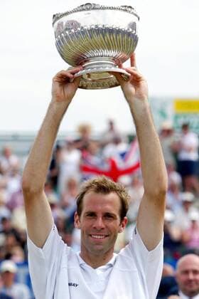 Greg Rusedski (England) präsentiert den Pokal der Samsung Open 2003 Tennis Herren Samsung Open 2003, ATP-Tour, Vdig, Finale, Endspiel Einzelbild Nottingham Freude,