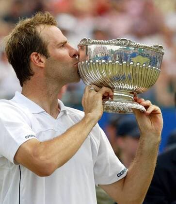 Greg Rusedski (England) küßt den Pokal der Samsung Open 2003 Tennis Herren Samsung Open 2003, ATP-Tour, Vdig, Finale, Endspiel Einzelbild Nottingham Freude,