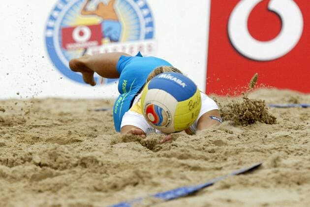 Missglückter Versuch einer Feldabwehr Beachvolleyball Damen Vodafone Masters 2003, Beach, Vdig Einzelbild Berlin