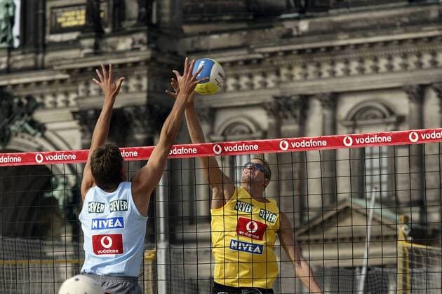 Maarten Lammens (li.) gegen Leonard Waligora (beide Deutschland) am Netz Beachvolleyball Herren Vodafone Masters 2003, Beach, Vdig Gruppe Berlin
