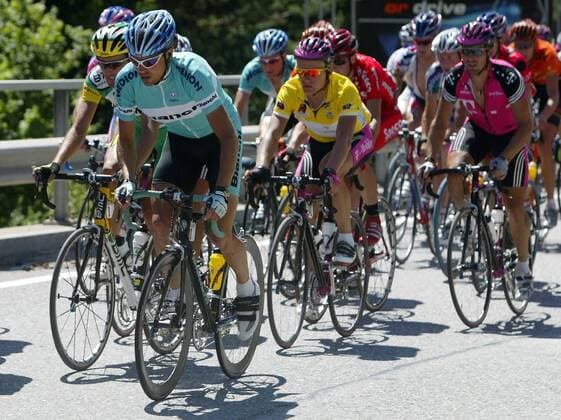 Jan Ullrich (vorne, Deutschland Bianchi) vor Alex Zülle (li., Schweiz Phonak) und Vinokourov (Kasachstan Team Telekom) Radsport Herren Tour de Suisse 2003, Rundfahrt, 5. Etappe: Ascona - La Punt, Straßenradsport, Straße, Rad Einzelbild La Punt Dynamik,