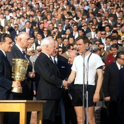 Bundespräsident Heinrich Lübke (Deutschland) gratuliert Alfred Aki Schmidt (BVB) zum Pokalsieg Fußball Herren DFB-Pokal 1964 1965, Pokalspiel, Finale, Endspiel, Pokalfinale, Pokalendspiel, Borussia Dortmund Gruppe Hannover