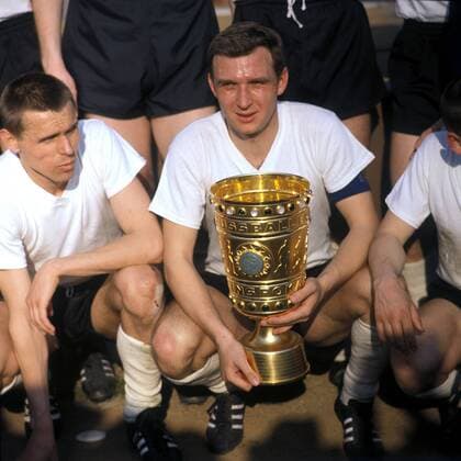 Alfred Schmidt (re.) und Friedhelm Konietzka (beide BVB) mit dem DFB-Pokal Fußball Herren DFB-Pokal 1964 1965, Pokalspiel, Finale, Endspiel, Pokalfinale, Pokalendspiel, Borussia Dortmund Gruppe Hannover