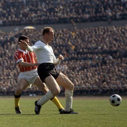 Wolfgang Paul (re., BVB) Fußball Herren DFB-Pokal 1964 1965, Endspiel, Pokalfinale, Pokalendspiel, Borussia Dortmund - Alemannia Aachen 2:0 Gruppe Hannover Dynamik,