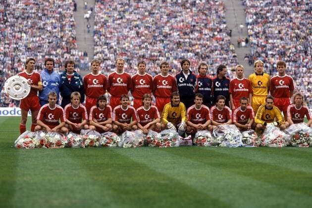 Bayern München als Deutscher Meister 1989 - hinten v. li.: Klaus Augenthaler, Trainer Jupp Heynckes, Co-Trainer Coordes, Roland Wohlfarth, Hans Pflügler, Stefan Reuter, Roland Grahammer, Mannschaftsarzt Dr. Müller-Wohlfahrt... Fußball 1. BL Herren Saison 1988 1989, FC Bayern München, Mannschaftsbild, Deutsche Meisterschaft, Vdia, Hansi, Totale Pokal, Trophäe, Schale, Meisterschale München, Hansi