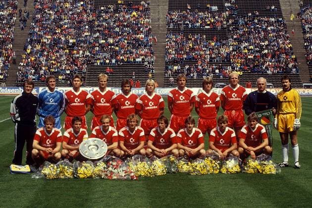 Mannschaftsbild Bayern München 1986 1987, hinten v. li.: Co-Trainer Werner Olk, Jean-Marie Pfaff, Augenthaler, Pflügler, Winklhofer, Nachtweih, Holger Willmer, Lars Lunde, Dieter Hoeneß, Trainer Lattek, Raimond Aumann... Fußball 1. BL Herren Saison 1986 1987, FC Bayern München, Deutscher Meister, Deutsche Meisterschaft, Vdia Totale München