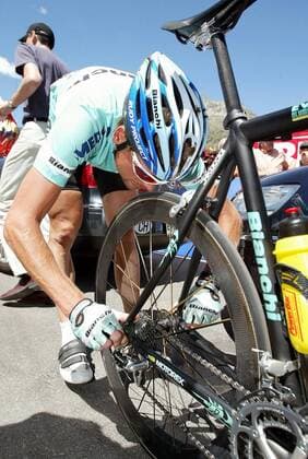 Jan Ullrich (Deutschland Bianchi) kontrolliert die Gangschaltung seines Rennrads Radsport Herren Tour de Suisse 2003, 6. Etappe: Silvaplana - Silvaplana, Rundfahrt, Straßenradsport, Straße, Rad Einzelbild Silvaplana