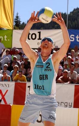 Jonas Reckermann (TuS Schladern Deutschland) - Zuspiel Beachvolleyball Herren Swiss Open 2003, FIVB World Tour, Worldtour, Masters Series, Beach, Einzelbild Gstaad Dynamik,