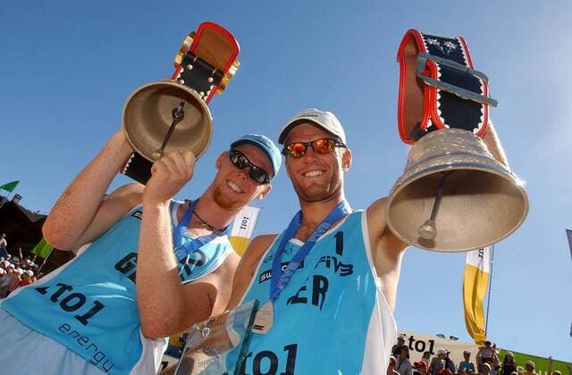 Jonas Reckermann (li., TuS Schladern) und Markus Dieckmann (Bayer Dormagen beide Deutschland) feiern ihren zweiten Platz Beachvolleyball Herren Swiss Open 2003, FIVB World Tour, Worldtour, Masters Series, Beach, Gruppe Gstaad Freude,
