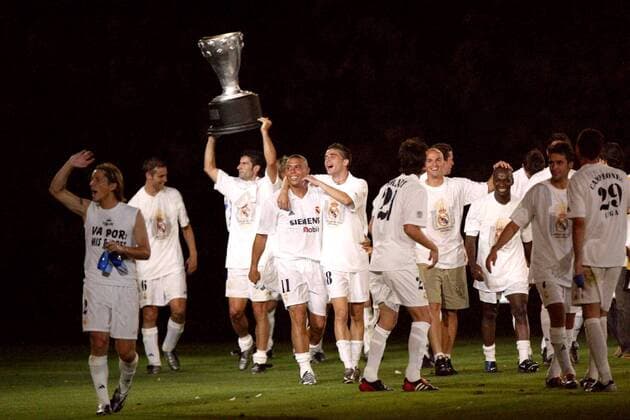 Real Madrid bejubelt die spanische Meisterschaft, u.a. mit Figo (mit Pokal), Ronaldo und Javier Garcia Portillo (Mitte) Fußball Herren Primera Division 2002 2003, 1. Spanische Liga, Real Madrid, Meisterfeier, Spanischer Meister, Gruppe Madrid Freude,  