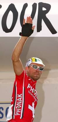 Alexandre Moos (Schweiz Phonak) grüßt als Lokalmatador seine zahlreichen Anhänger Radsport Herren Tour de Suisse 2003, Rundfahrt, 7. Etappe, Savognin - Oberstaufen, Straßenradsport, Rad, Straße Einzelbild Savognin - Oberstaufen