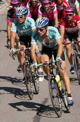 Tobias Steinhauser (vorn) und Jan Ullrich (li., beide Deutschland beide Bianchi) führen das Teilnehmerfeld an Radsport Herren Tour de Suisse 2003, Rundfahrt, 7. Etappe, Savognin - Oberstaufen, Straßenradsport, Rad, Straße Gruppe Savognin - Oberstaufen