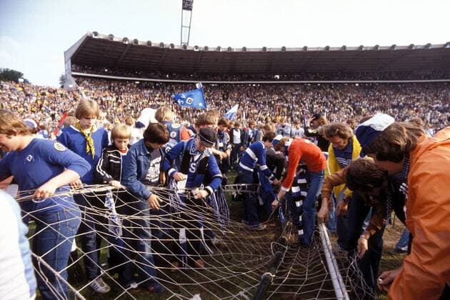 Grenzenloser Jubel der Fans des HSV nach dem Gewinn der Deutschen Meisterschaft - überschattet wurde die Meisterfeier durch zahlreiche Verletzte, die Opfer des Chaos nach Spielende wurden Fußball 1. BL Herren Saison 1978 1979, Hamburger SV, Stadionunglück, Unglück, Ausschreitungen, Randale, Krawalle Totale Volksparkstadion Hamburg Glück, Begeisterung, Freude,