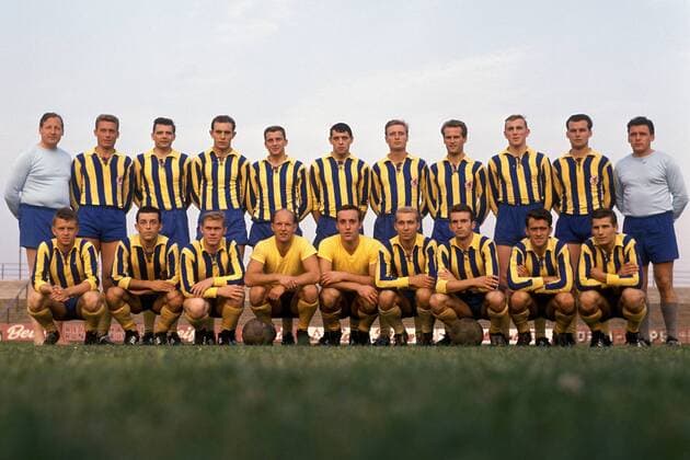 Mannschaftsbild Eintracht Braunschweig 1963 1964 hinten v. li.: Trainer Helmut Johannsen, Jürgen Moll, Hans-Georg Dulz, Joachim Bäse, Wolfgang Wolfram, Dieter Paulsberg, Manfred Wuttich, Ernst Saalfrank, Peter Kaack, Günter Busse, Co Heinz Patzig... Fußball 1. BL Herren Mfdia, quer, Mannschaftsfoto, Präsentation, Vorstellung, Kader, Totale Günther, Johansen Braunschweig